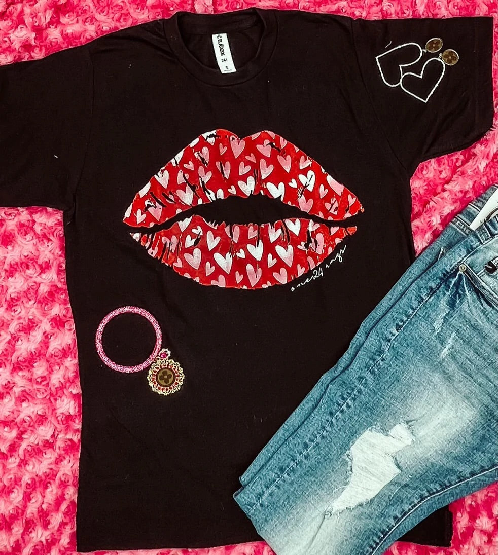 KISSING LIPS TEE