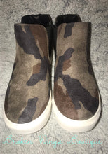 Load image into Gallery viewer, CAMO SHOES
