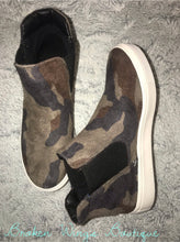 Load image into Gallery viewer, CAMO SHOES
