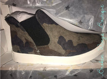 Load image into Gallery viewer, CAMO SHOES
